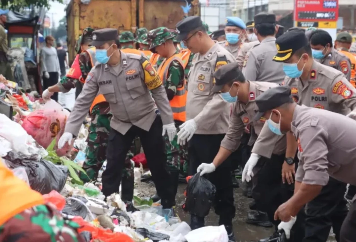 Polisi TNI Kerja Bakti, Bersih Bersih Sampah di Tangsel