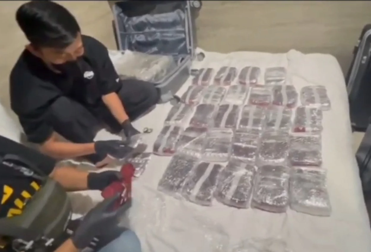 Polisi Tangkap WN Malaysia Selundupkan 99 Ribu Butir Pil Narkotika Happy Five Senilai Rp39,8 Miliar