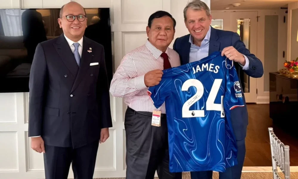 Prabowo Dapat Jersey Reece James saat Lakukan Pertemuan dengan Pemilik Chelsea di AS