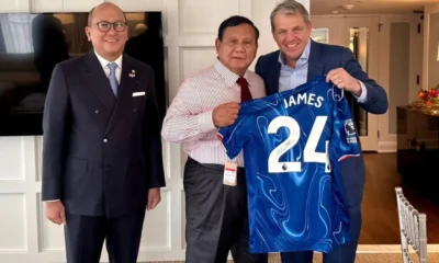 Prabowo Dapat Jersey Reece James saat Lakukan Pertemuan dengan Pemilik Chelsea di AS