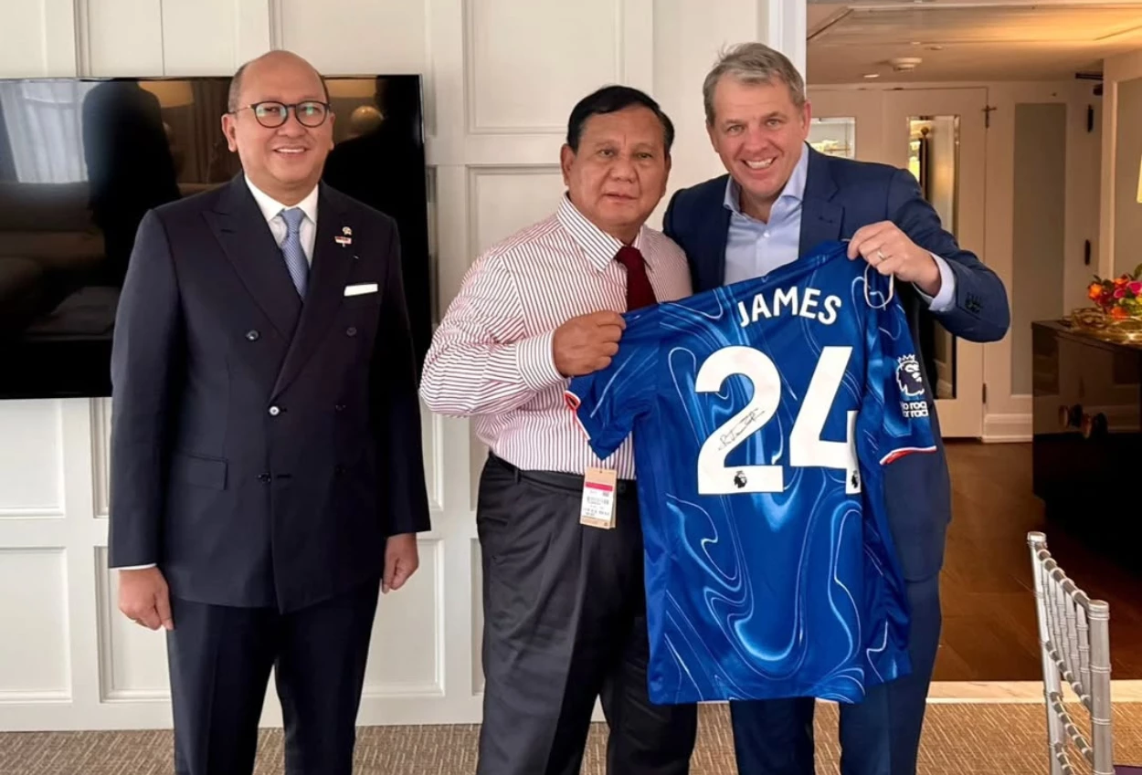 Prabowo Dapat Jersey Reece James saat Lakukan Pertemuan dengan Pemilik Chelsea di AS
