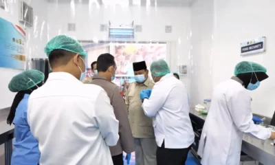 Prabowo Intip Proses Masak hingga Cicipi MBG saat Peresmian SPPG Polri