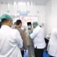 Prabowo Intip Proses Masak hingga Cicipi MBG saat Peresmian SPPG Polri