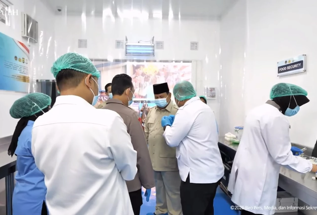 Prabowo Intip Proses Masak hingga Cicipi MBG saat Peresmian SPPG Polri