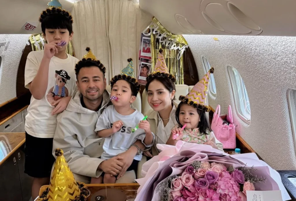 Raffi Ahmad dan Nagita Slavina Rayakan Ulang Tahun Bareng, Dapet Kejutan dari Anak hingga Karyawan (1)