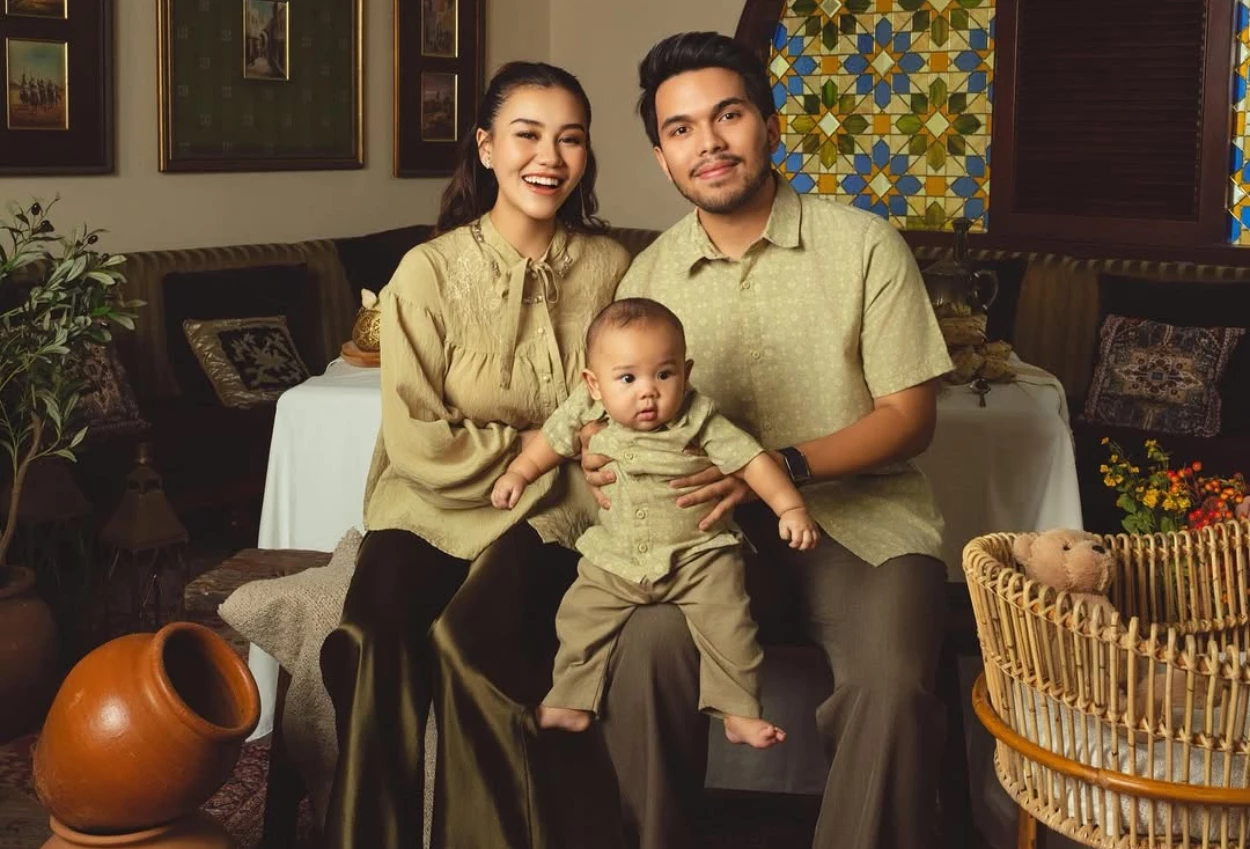 Sambil Gendong Arash, Thariq Halilintar Tetap Khusyuk Jalankan Salat Tarawih (2)