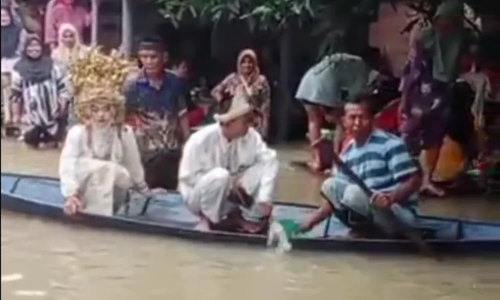 Sambil Naik Perahu, Pengantin di Sumsel Tetap Gelar Pernikahan di Tengah Banjir