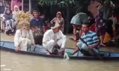 Sambil Naik Perahu, Pengantin di Sumsel Tetap Gelar Pernikahan di Tengah Banjir
