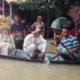 Sambil Naik Perahu, Pengantin di Sumsel Tetap Gelar Pernikahan di Tengah Banjir
