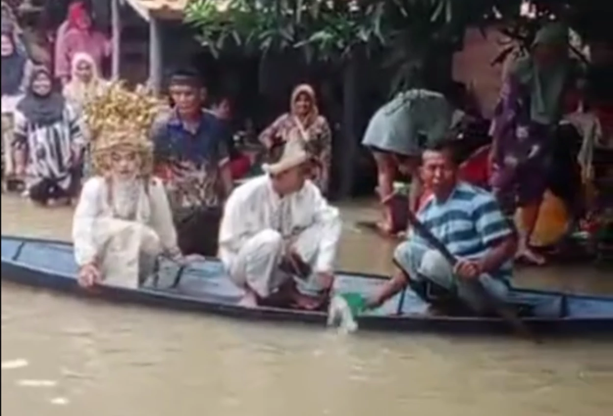 Sambil Naik Perahu, Pengantin di Sumsel Tetap Gelar Pernikahan di Tengah Banjir