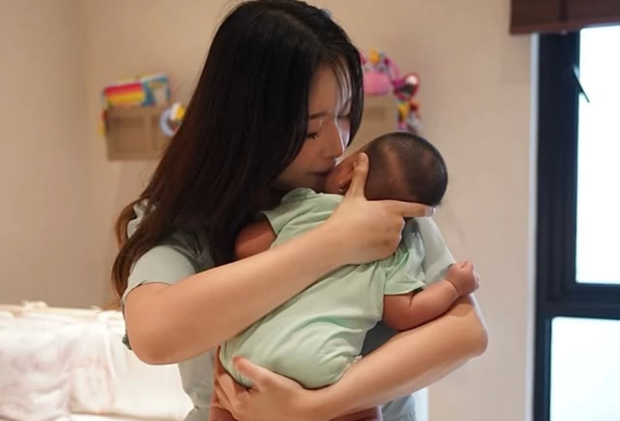 Tak Berani Gendong Anak, Vior Ceritakan Perjuangannya Lawan Baby Blues saat Baru Melahirkan