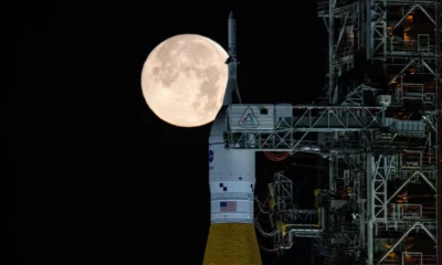 Untuk Pertama Kalinya NASA Izinkan Astronaut Bawa HP ke Bulan!
