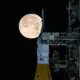 Untuk Pertama Kalinya NASA Izinkan Astronaut Bawa HP ke Bulan!