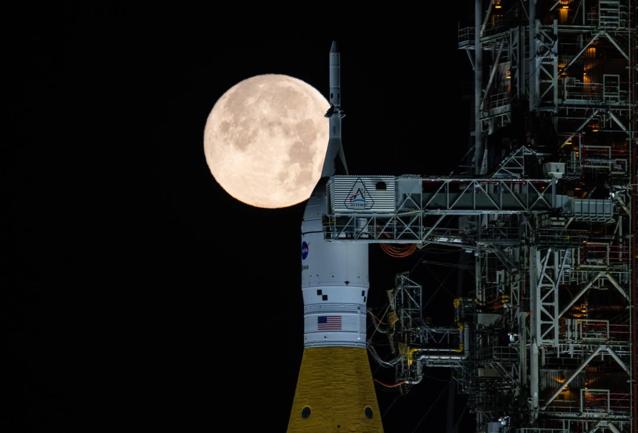 Untuk Pertama Kalinya NASA Izinkan Astronaut Bawa HP ke Bulan!