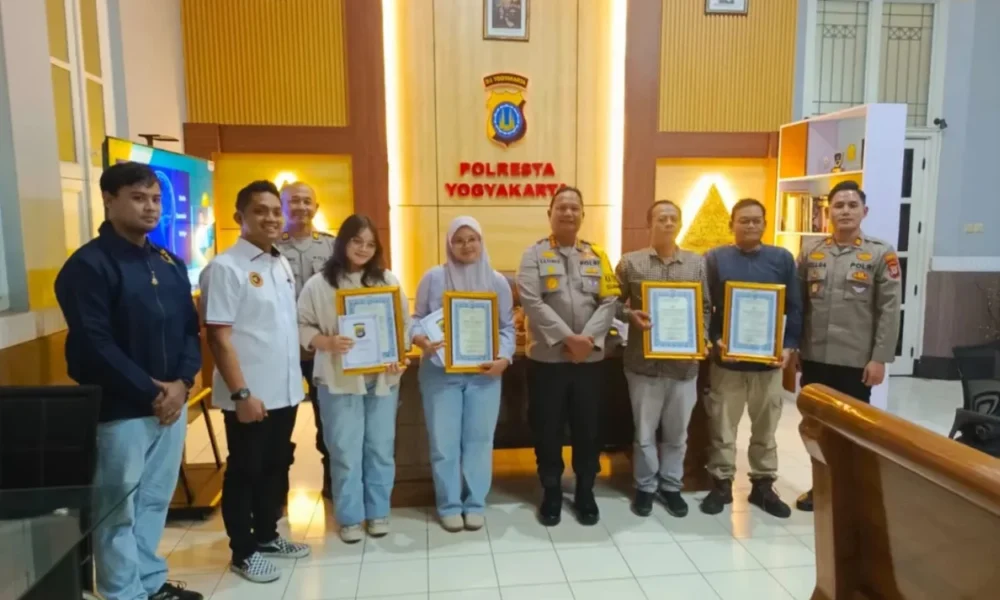 Viral! Mahasiswi yang Kejar dan Tabrak Jambret Dapat Penghargaan dari Polisi