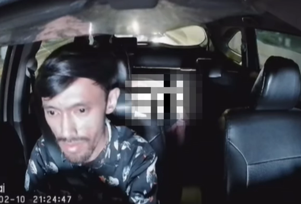 Viral! Pasangan Kekasih Keciduk Sopir Taksi Online Mesum saat Perjalanan