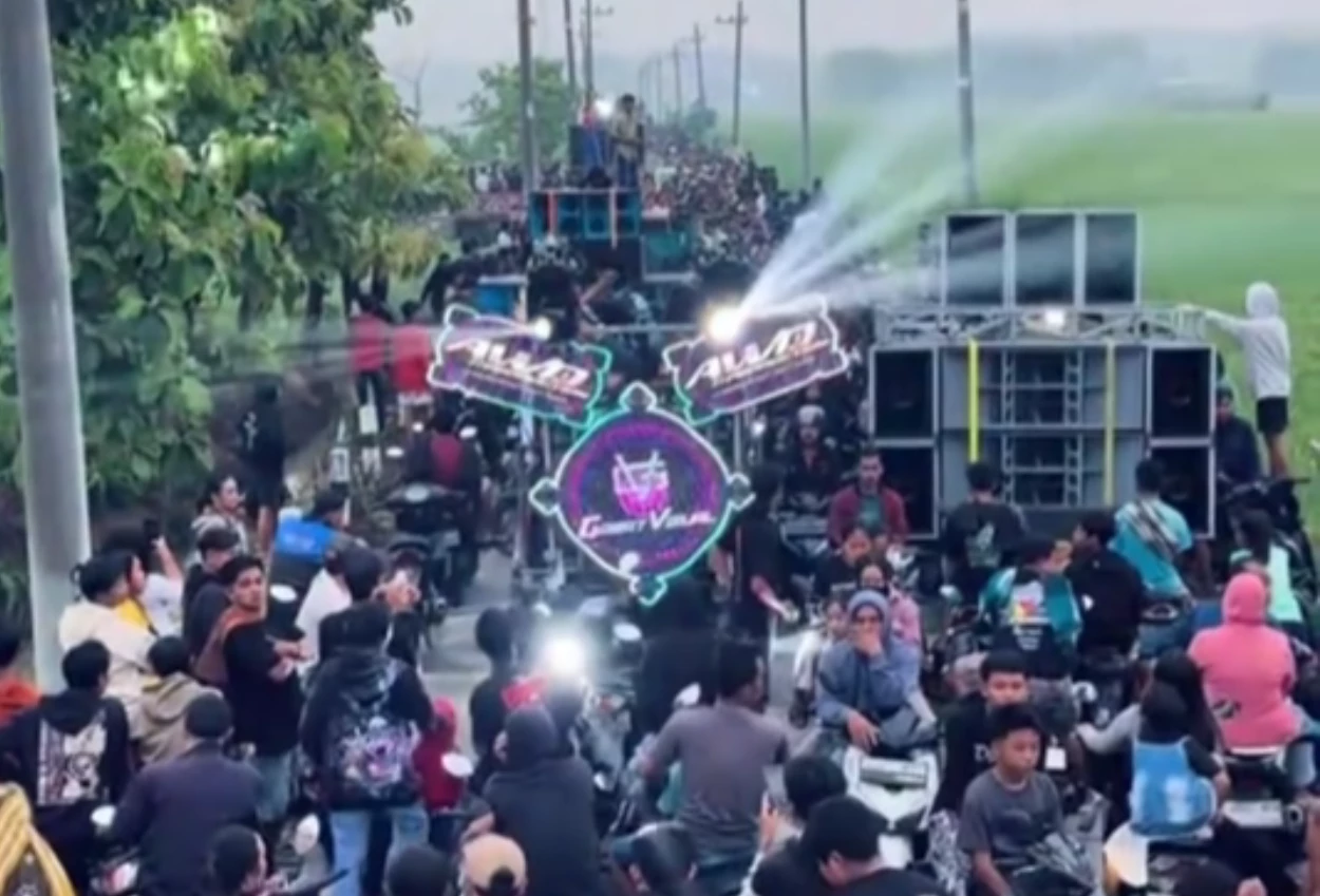 Viral! Pawai Sahur di Jombang Pakai Sound Horeg dan Penari Seksi