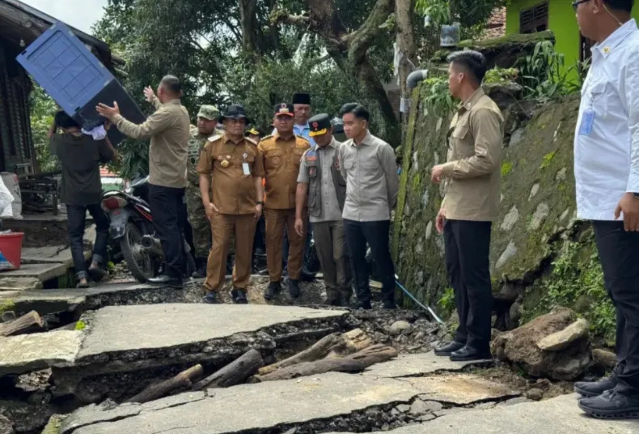Wapres Gibran Tinjau Warga Terdampak Tanah Bergerak di Tegal
