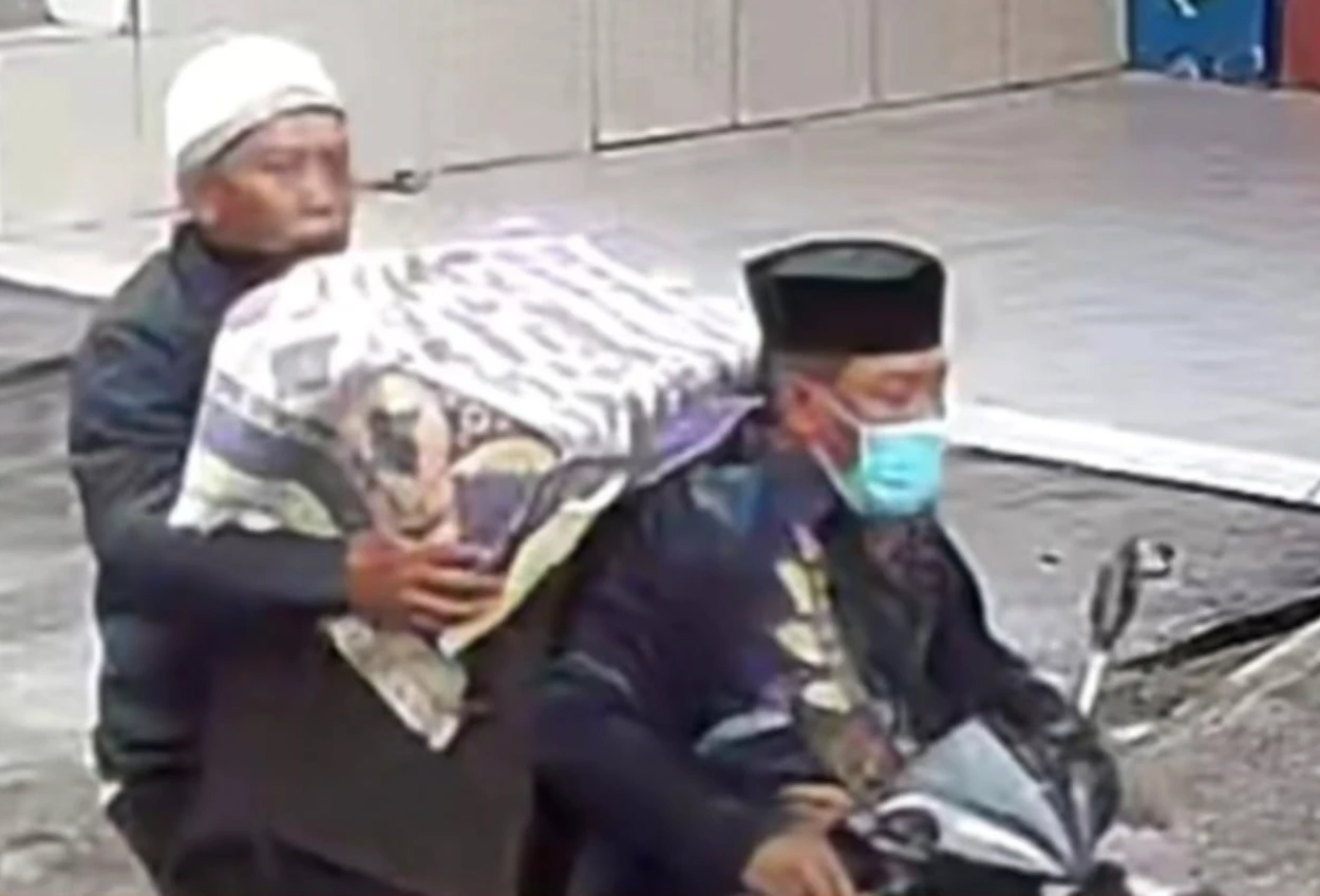 2 Pria Berpeci Gasak Brankas Isi Emas 1 Kg saat Pemilik Rumah Salat Idulfitri