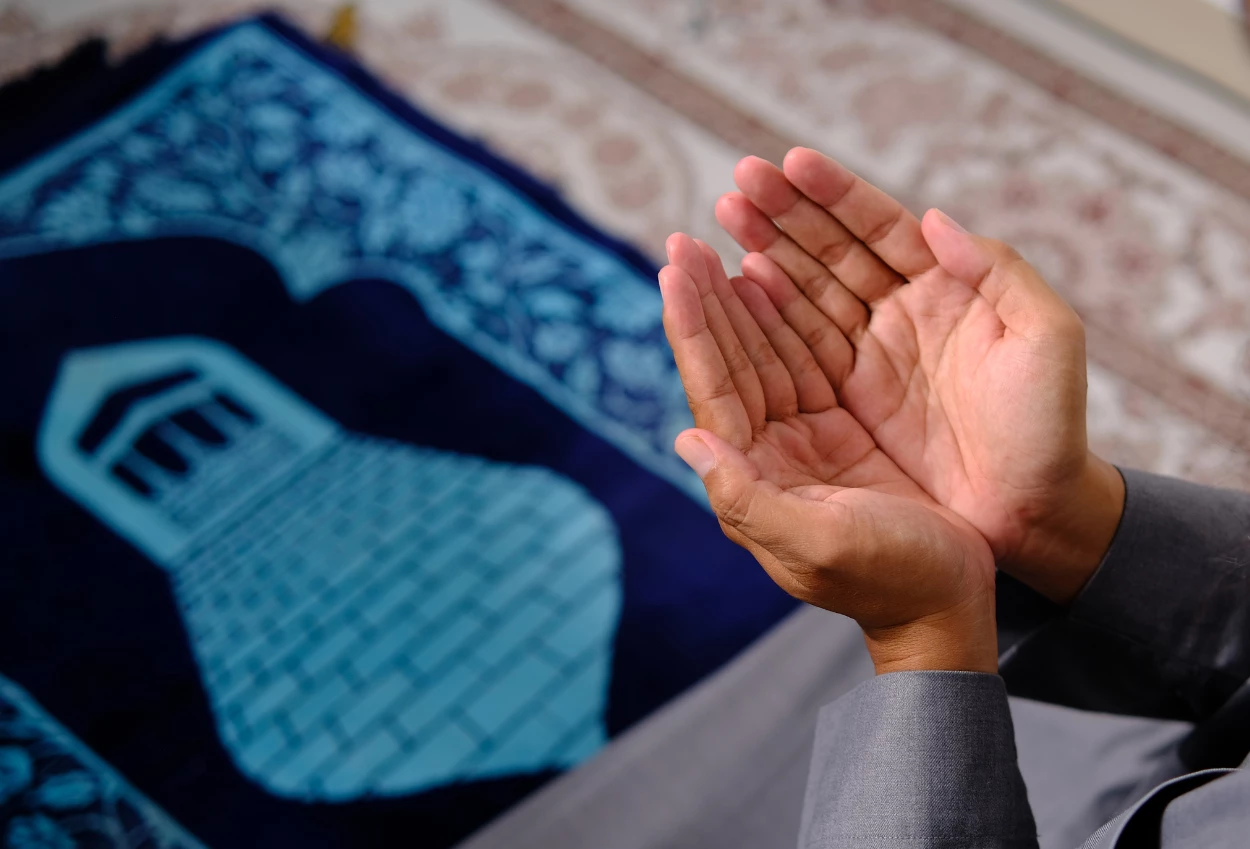 Amalan yang Dianjurkan saat Malam Lailatul Qadar dan Keutamaannya