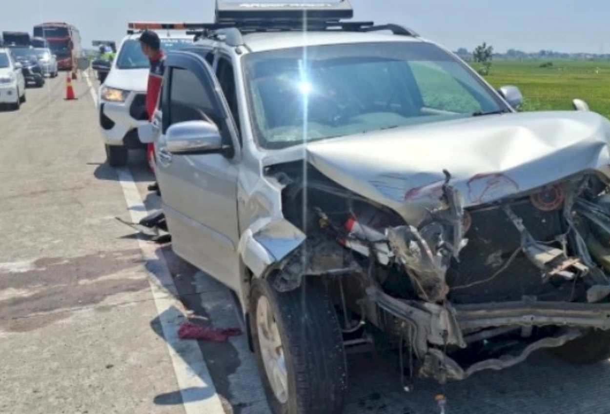 Bus Hantam Lima Mobil dalam Kecelakaan Beruntun di Tol Batang