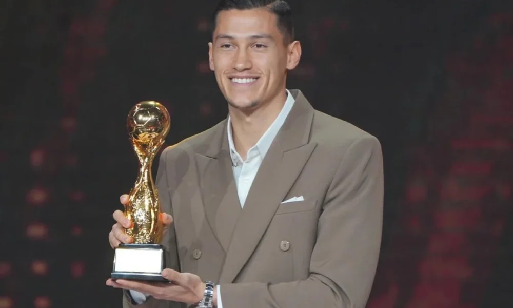 Dianugerahi Pemain Terbaik PSSI Awards, Jay Idzes Persembahkan untuk Tim Balik Layar
