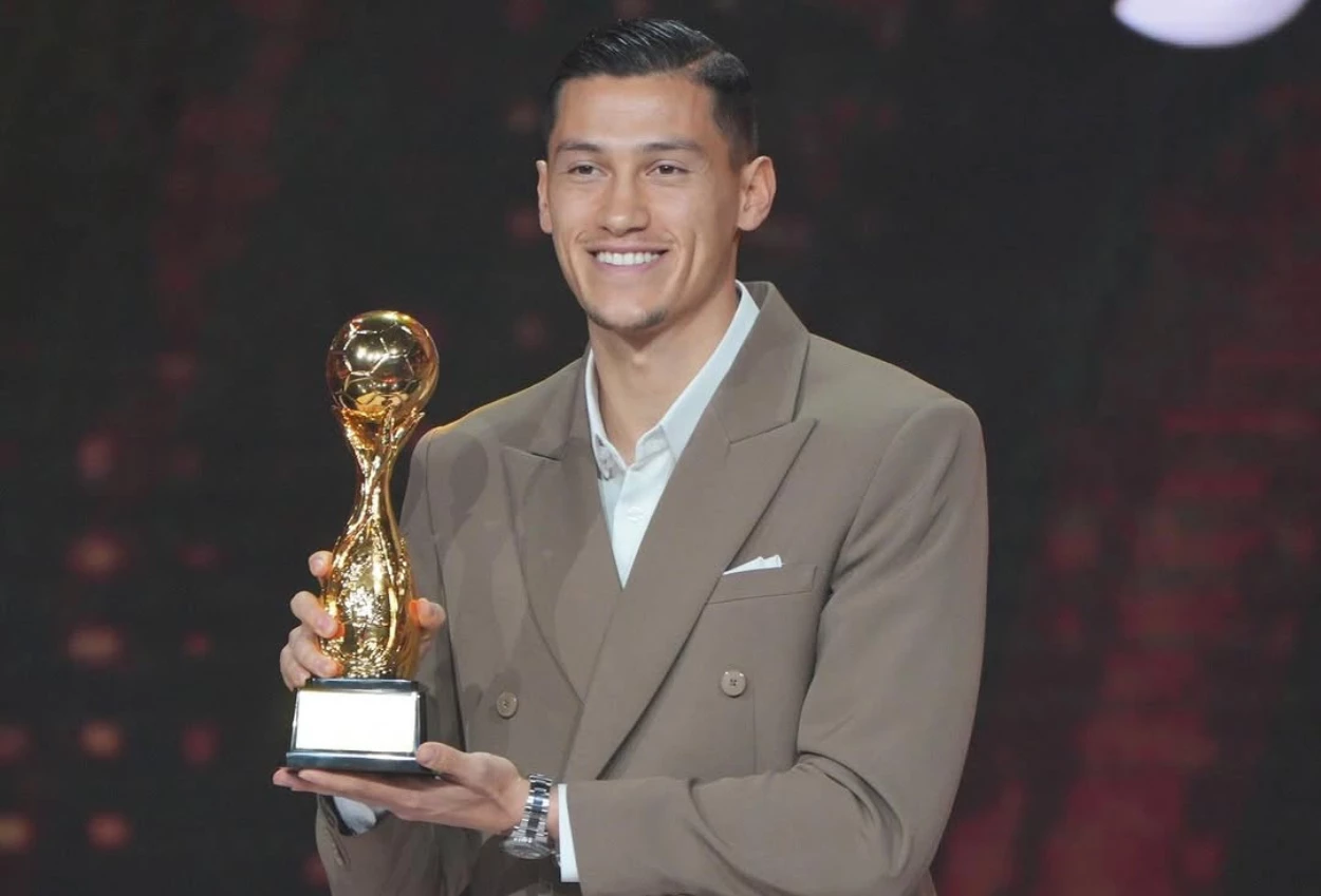 Dianugerahi Pemain Terbaik PSSI Awards, Jay Idzes Persembahkan untuk Tim Balik Layar