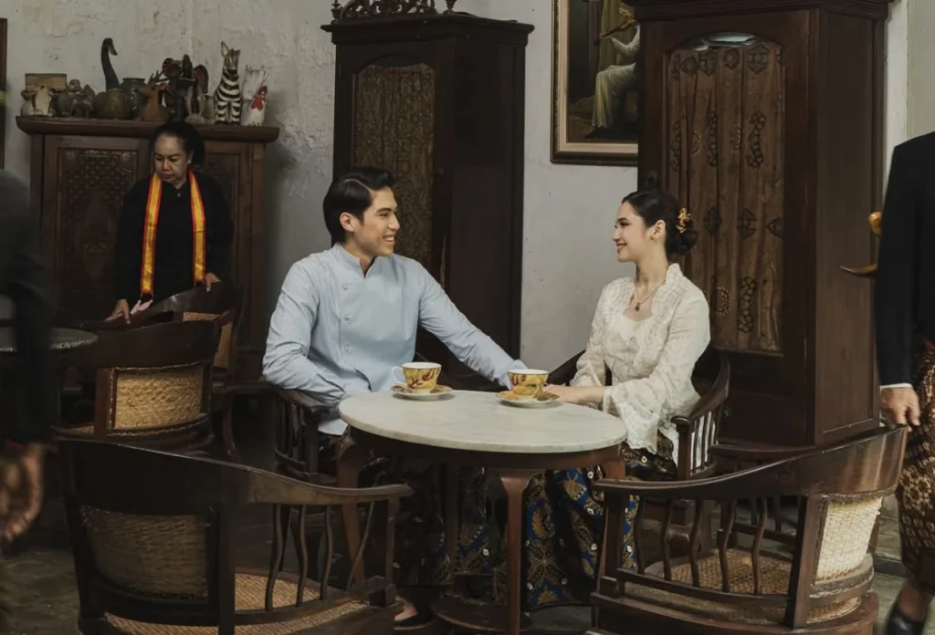 El Rumi dan Syifa Hadju Unggah Foto Prewedding di Keraton Solo, Intip Potretnya (1)