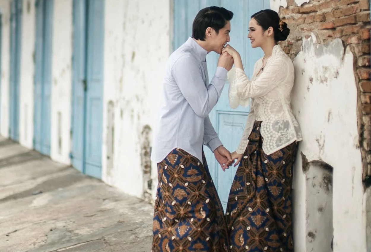 El Rumi dan Syifa Hadju Unggah Foto Prewedding di Keraton Solo, Intip Potretnya