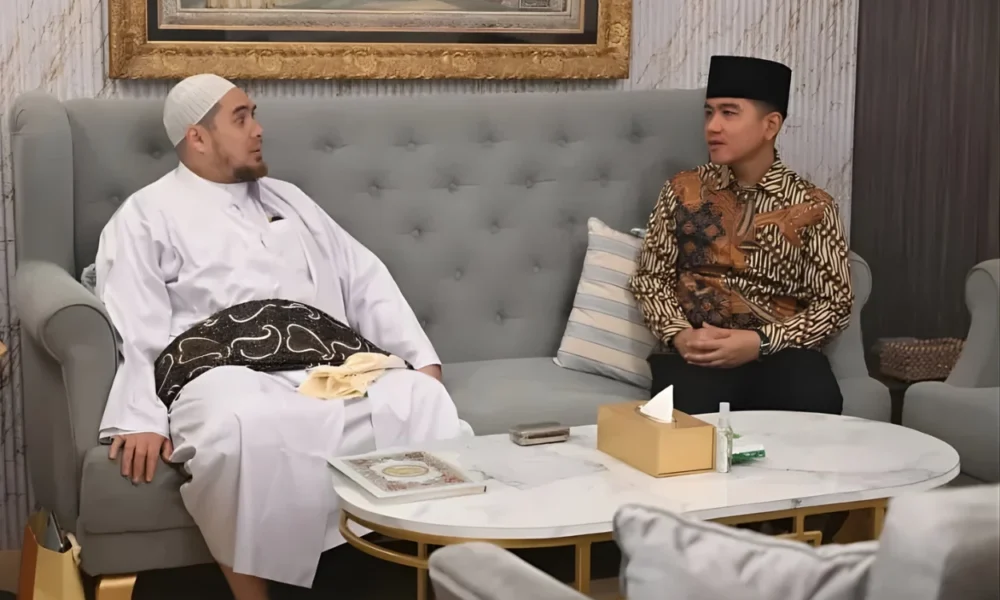 Gibran Kunjungi Habib Jindan di Tangerang, Bagi Bagi Sembako untuk Masyarakat
