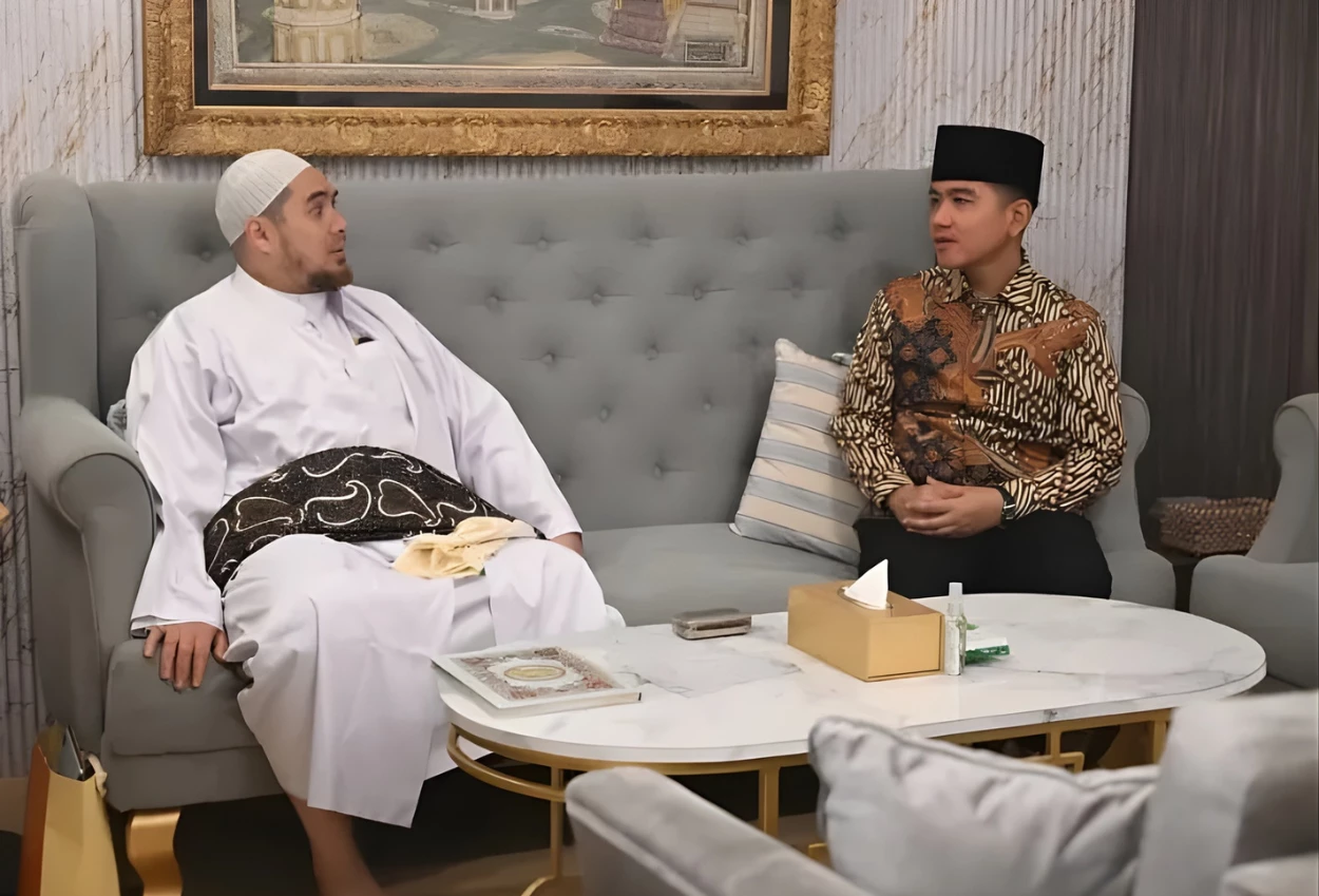 Gibran Kunjungi Habib Jindan di Tangerang, Bagi Bagi Sembako untuk Masyarakat