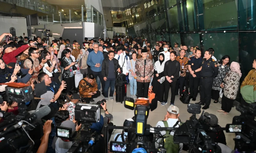Imbas Perang, Kemlu Pulangkan 32 WNI dari Iran