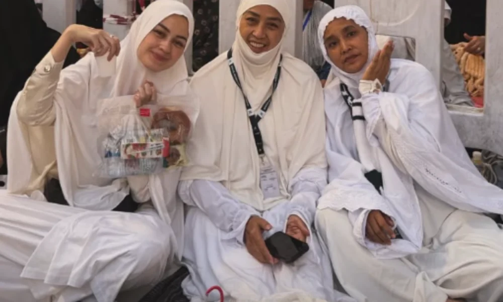 Kimberly Ryder Berangkat Umrah Meski Situasi di Timur Tengah sedang Memanas