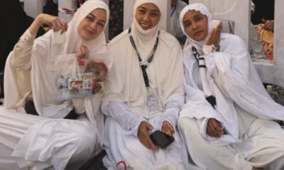 Kimberly Ryder Berangkat Umrah Meski Situasi di Timur Tengah sedang Memanas