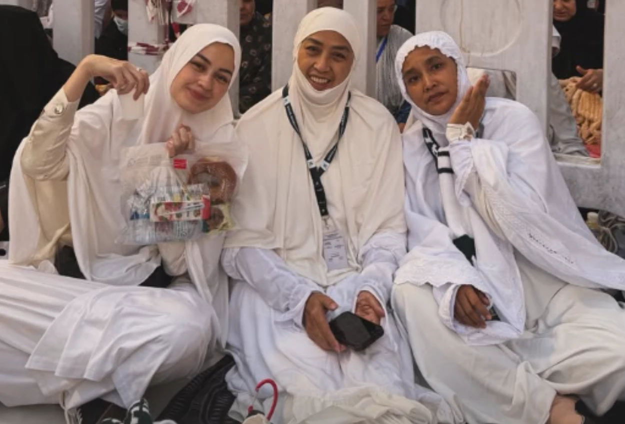 Kimberly Ryder Berangkat Umrah Meski Situasi di Timur Tengah sedang Memanas