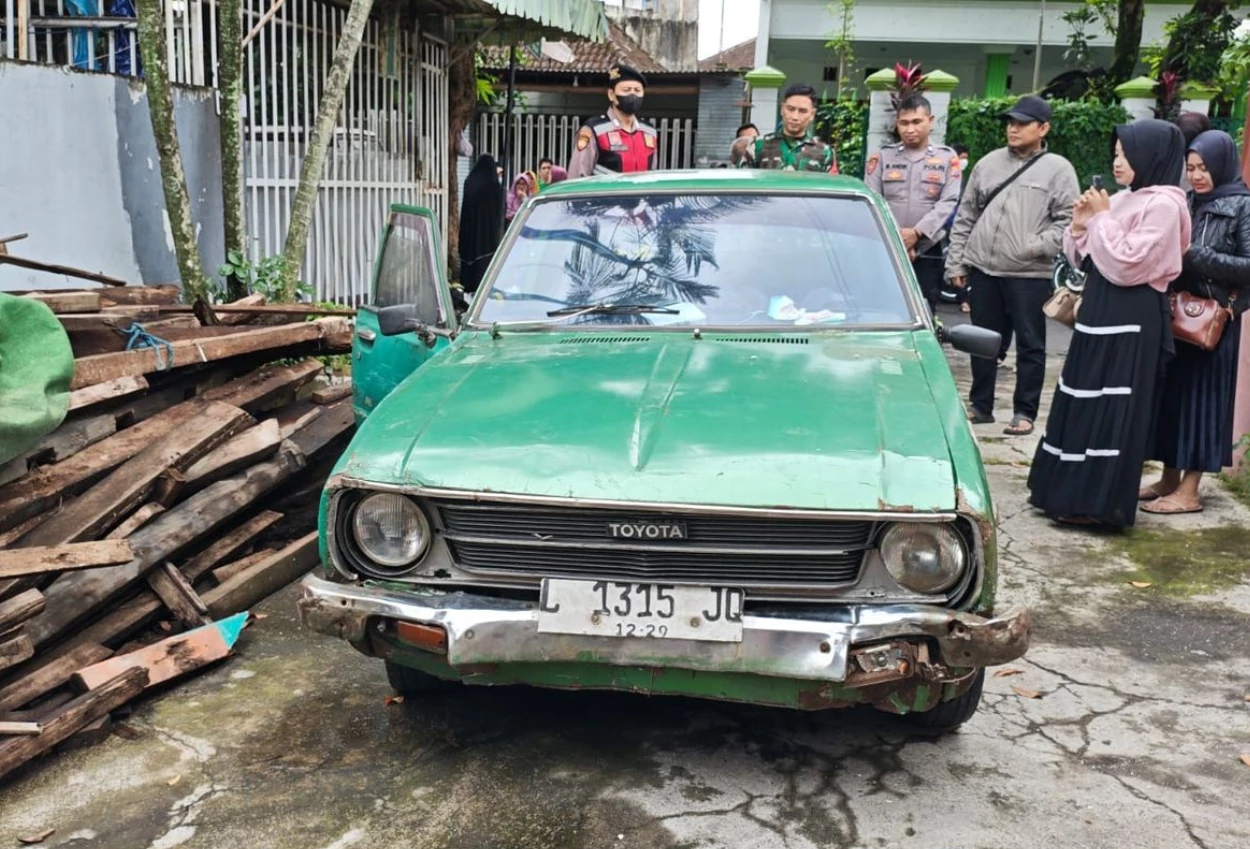 Lansia Sebatang Kara Ditemukan Meninggal Dunia di Mobil Tua yang jadi Tempat Tinggalnya