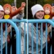 Lisa BLACKPINK Kunjungi Punch, Bayi Monyet Viral di Kebun Binatang Jepang sambil Bawa Boneka Orang Utan