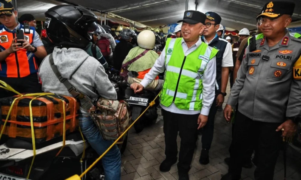 Menhub Sebut Puncak Arus Mudik di Pelabuhan Merak Terjadi Rabu Dini Hari, Area Parkir Mulai Dipadati Kendaraan