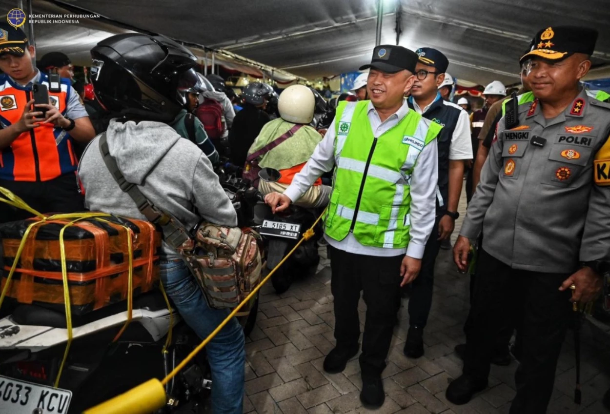 Menhub Sebut Puncak Arus Mudik di Pelabuhan Merak Terjadi Rabu Dini Hari, Area Parkir Mulai Dipadati Kendaraan
