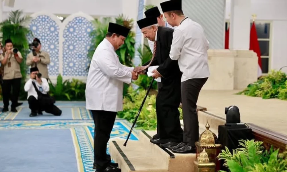 Momen Hangat Prabowo Tuntun Quraish Shibah usai Isi Ceramah di Acara Nuzulul Quran