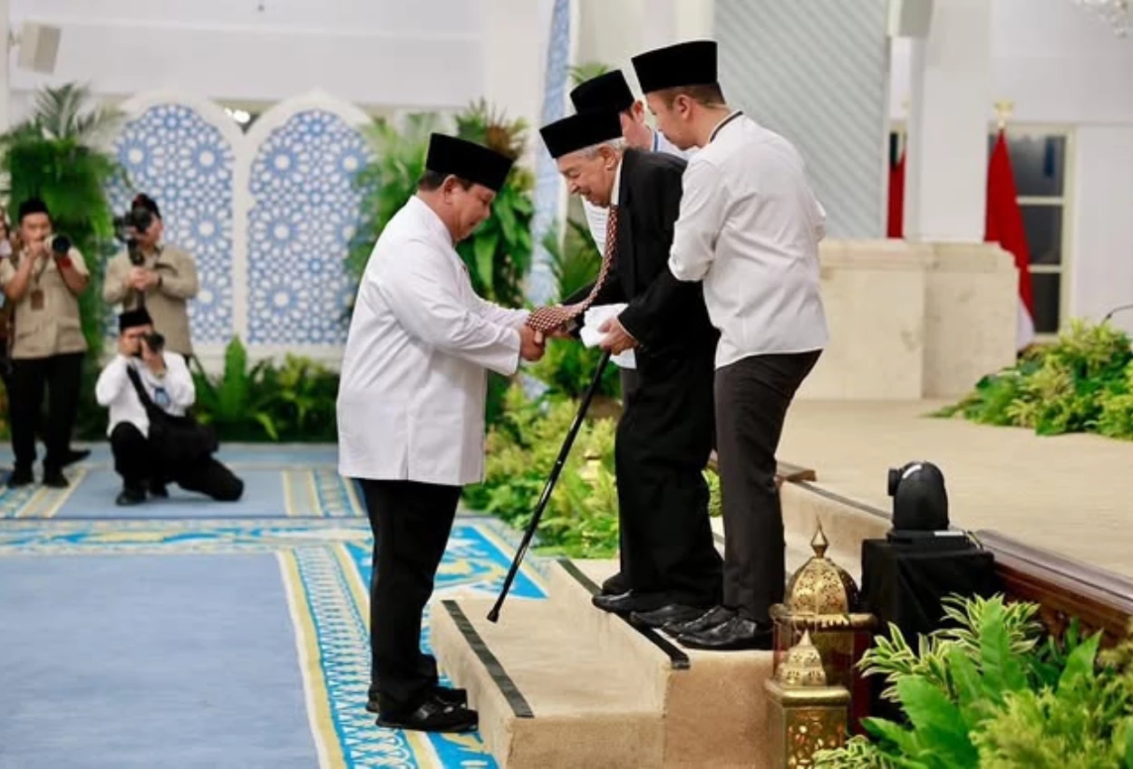 Momen Hangat Prabowo Tuntun Quraish Shibah usai Isi Ceramah di Acara Nuzulul Quran