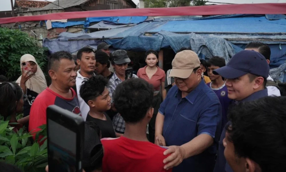 Prabowo Blusukan ke Pinggiran Rel Kereta Api di Senen, Janji Bangun Hunian Layak