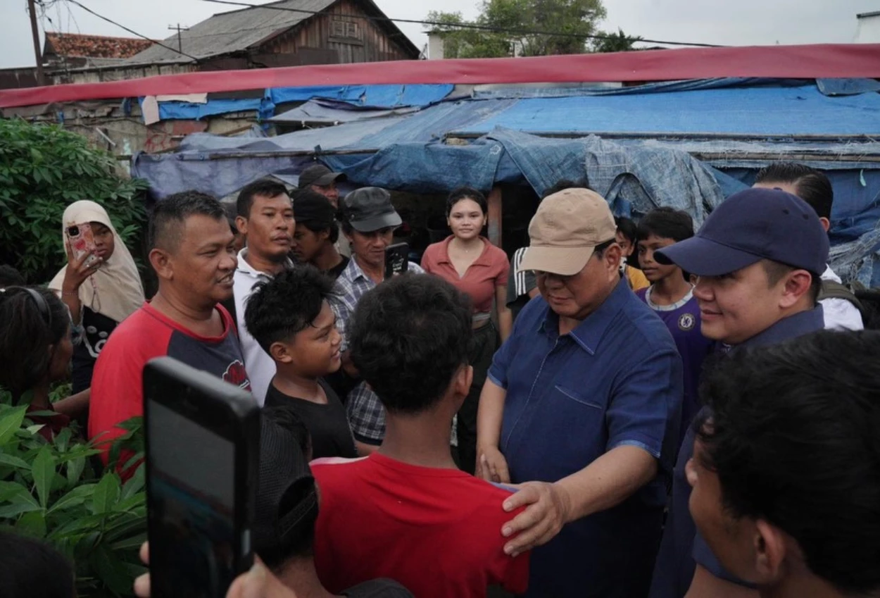 Prabowo Blusukan ke Pinggiran Rel Kereta Api di Senen, Janji Bangun Hunian Layak
