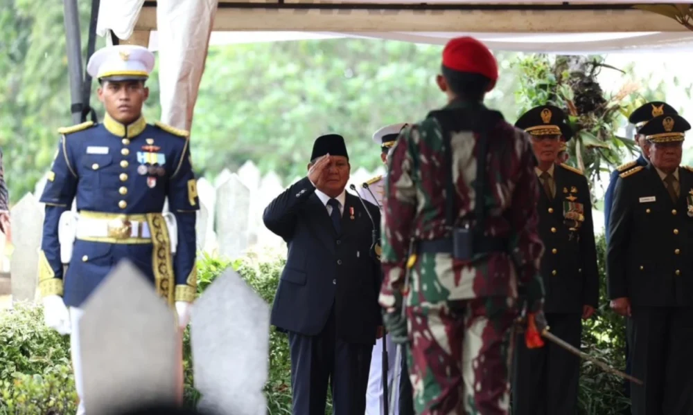 Prabowo Pimpin Prosesi Pemakaman Try Sutrisno di TMP Kalibata