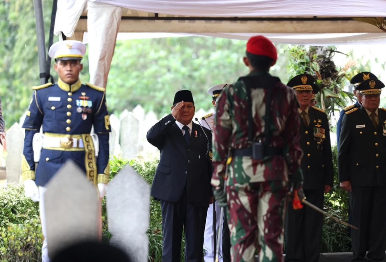 Prabowo Pimpin Prosesi Pemakaman Try Sutrisno di TMP Kalibata