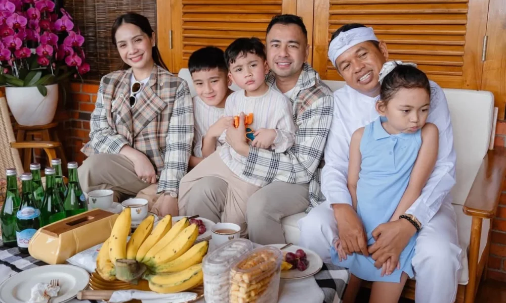 Raffi Ahmad Sekeluarga Silaturahmi ke Dedi Mulyadi Naik Helikopter