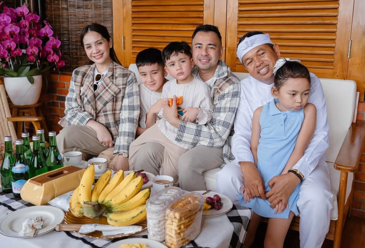 Raffi Ahmad Sekeluarga Silaturahmi ke Dedi Mulyadi Naik Helikopter