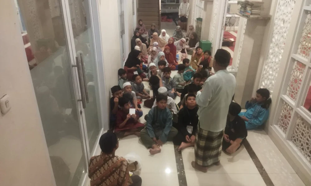 Robot Presensi STAM & SEDH Tingkatkan Antusias Anak Tarawih di Masjid Baiturrahman Jatijajar