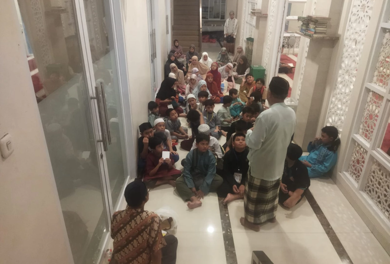 Robot Presensi STAM & SEDH Tingkatkan Antusias Anak Tarawih di Masjid Baiturrahman Jatijajar