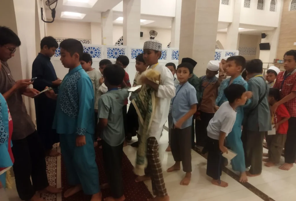 Robot Presensi STAM & SEDH Tingkatkan Antusias Anak Tarawih di Masjid Baiturrahman Jatijajar (2)